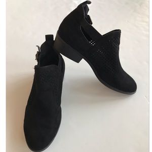 Wild Diva Women’s Black Booties    7.5